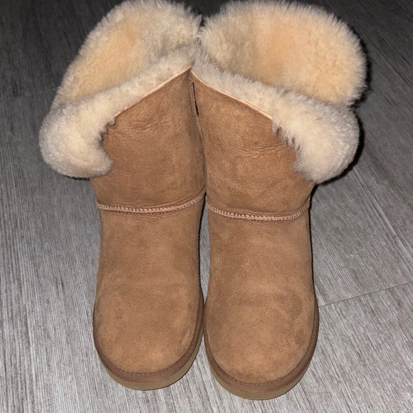 UGG Bailey buckle ankle boots tan suede w Cream sheepskin wool lining - Picture 1 of 12